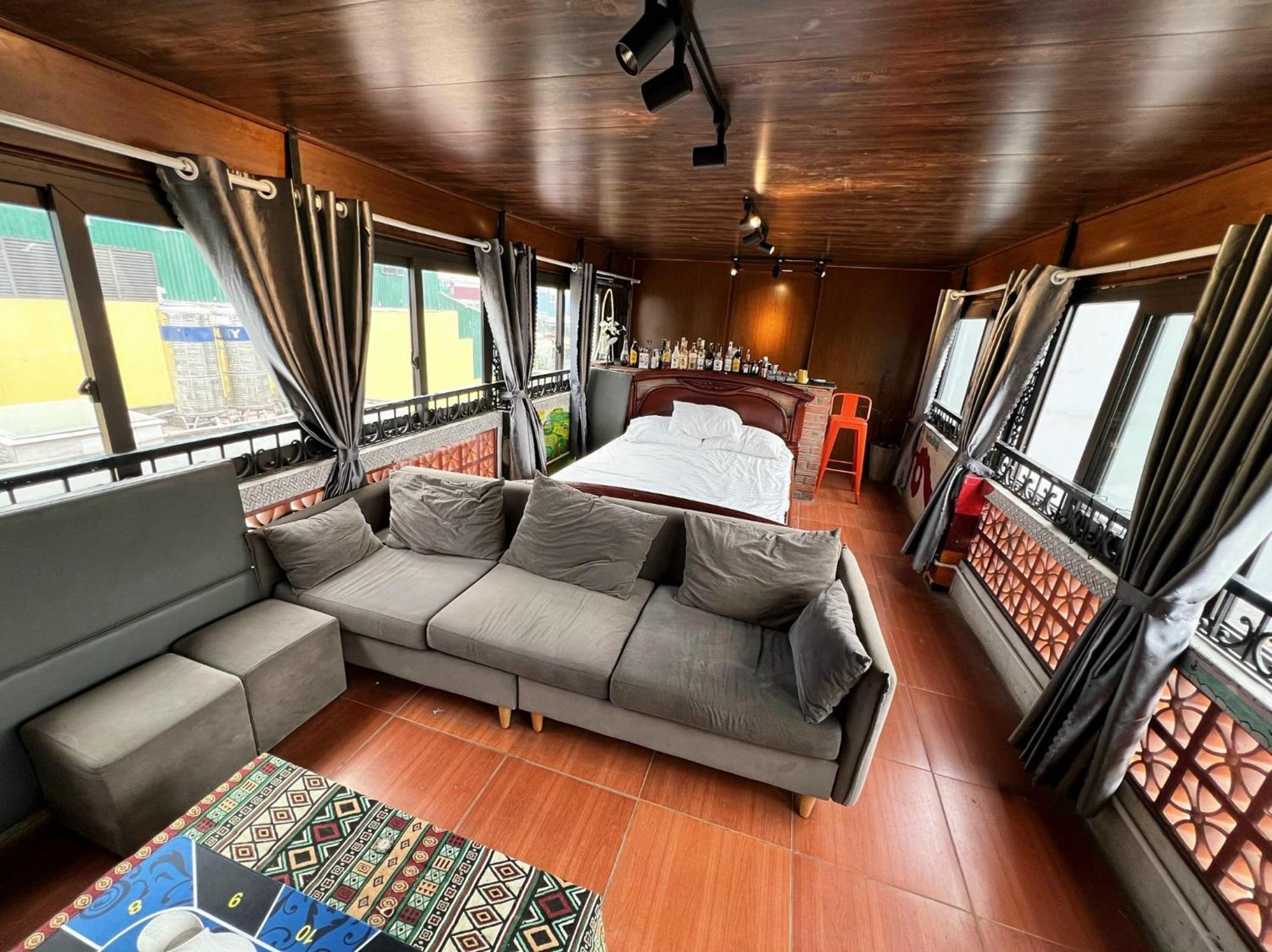 Ubuntu Hostel and Tour