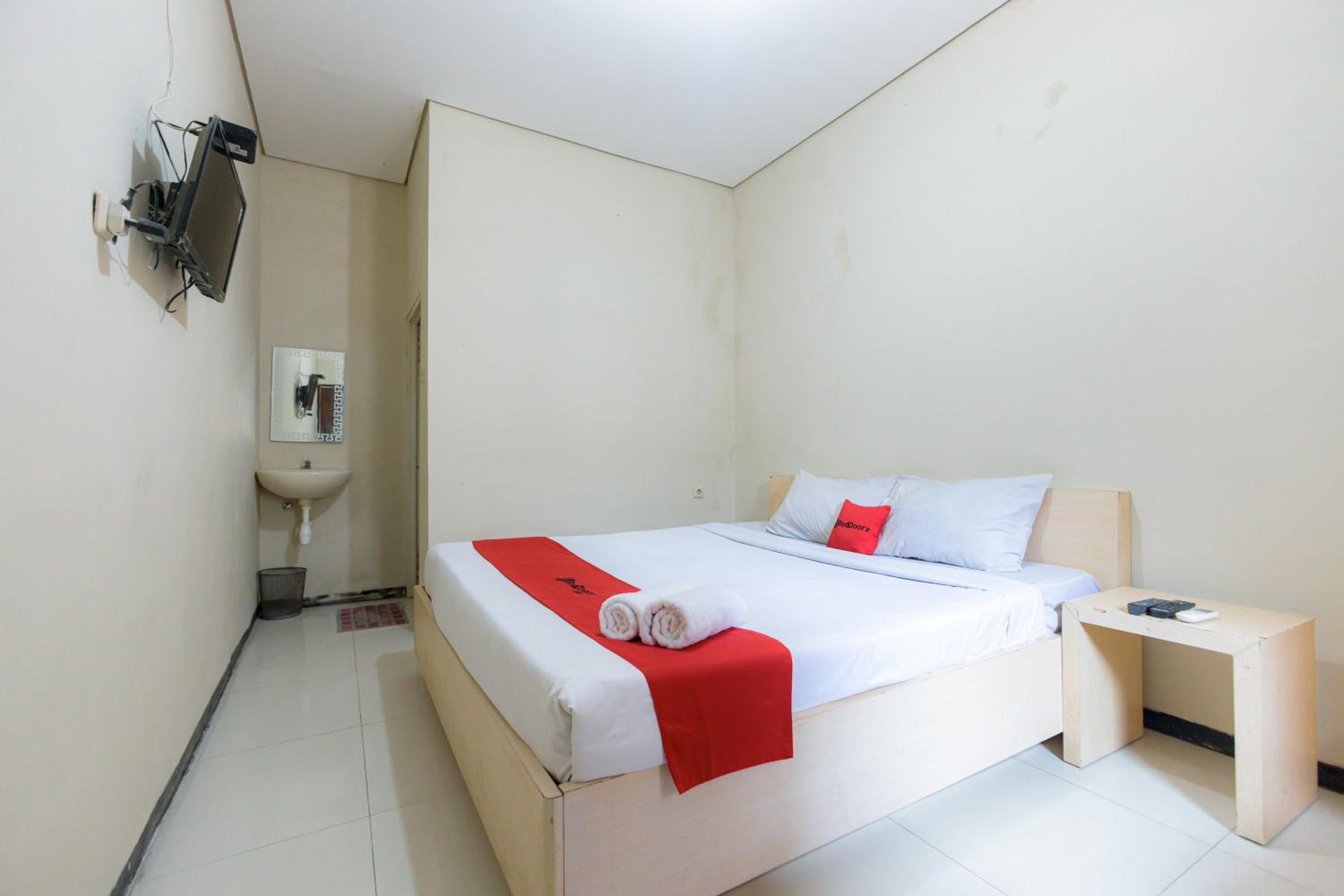 RedDoorz at Osuko Residence Sukomanunggal Jaya