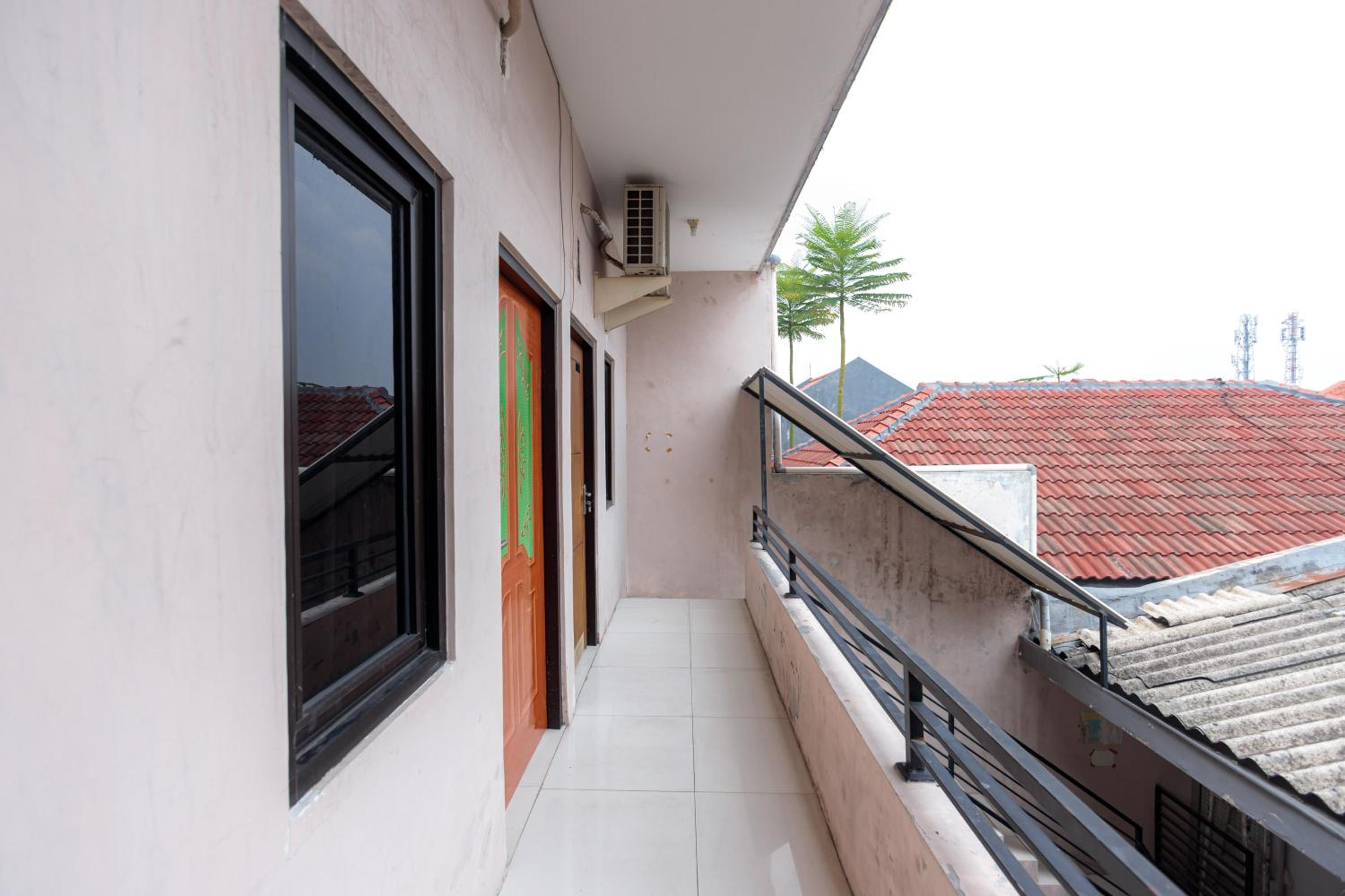 RedDoorz at Osuko Residence Sukomanunggal Jaya