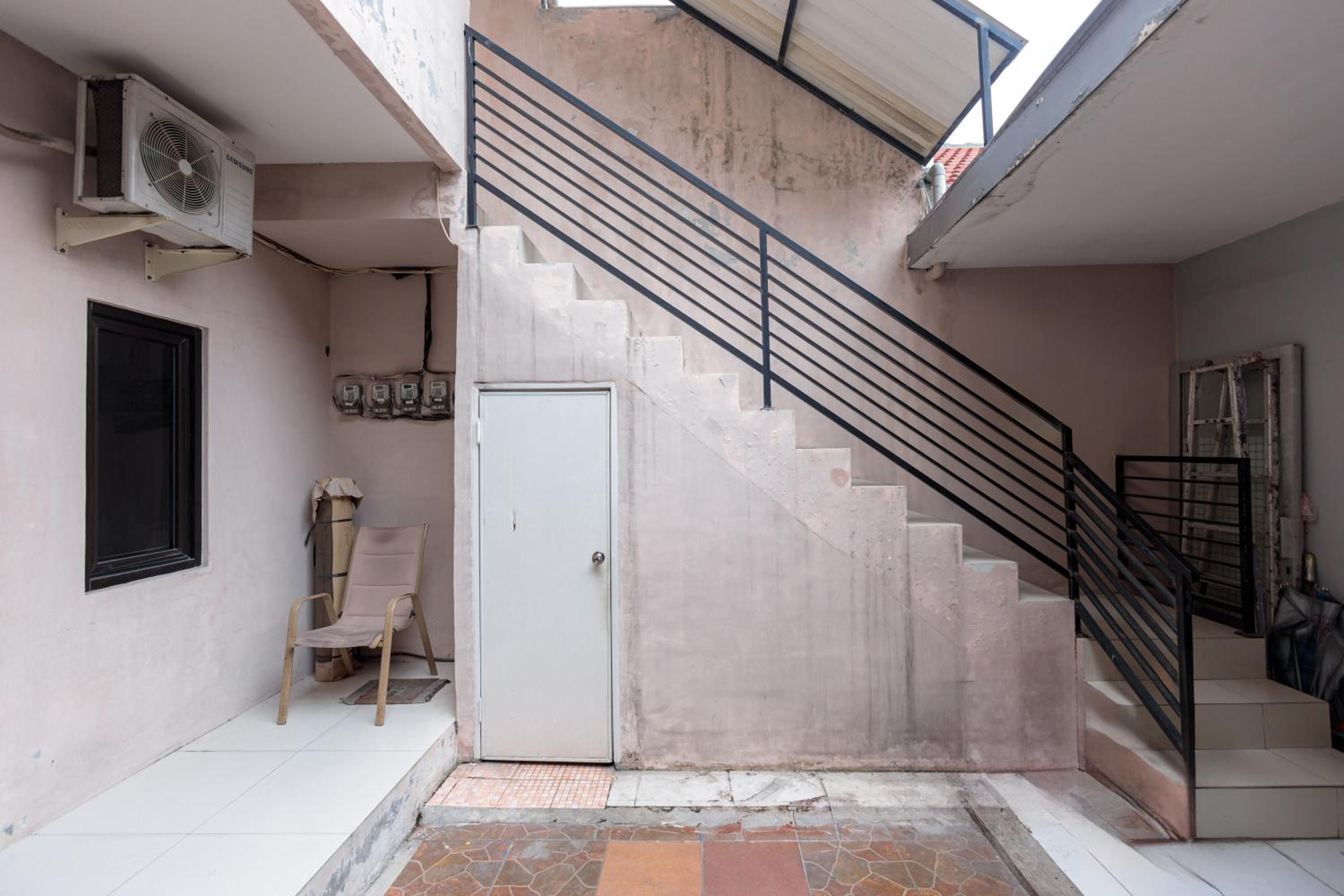 RedDoorz at Osuko Residence Sukomanunggal Jaya