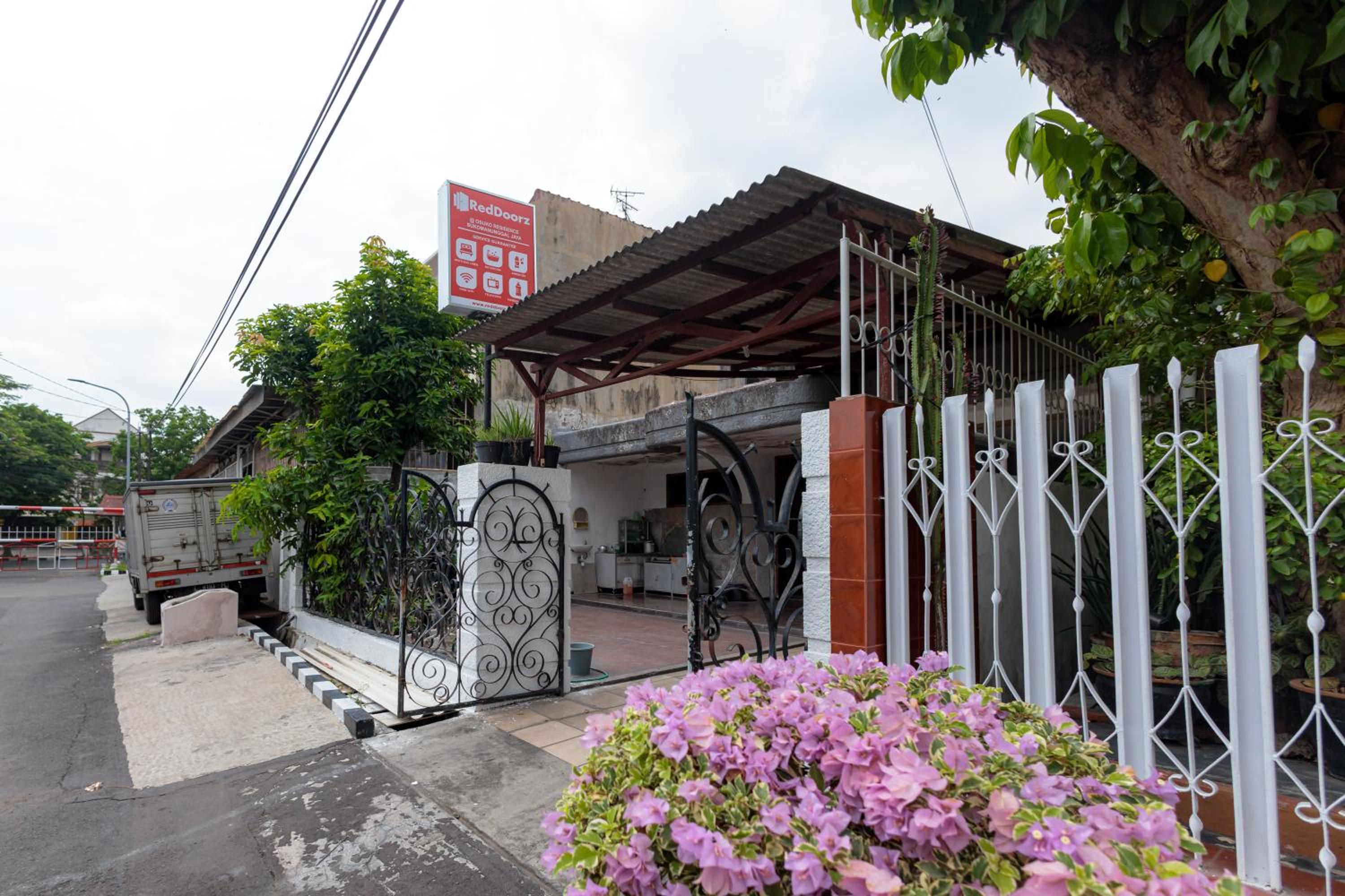 RedDoorz at Osuko Residence Sukomanunggal Jaya