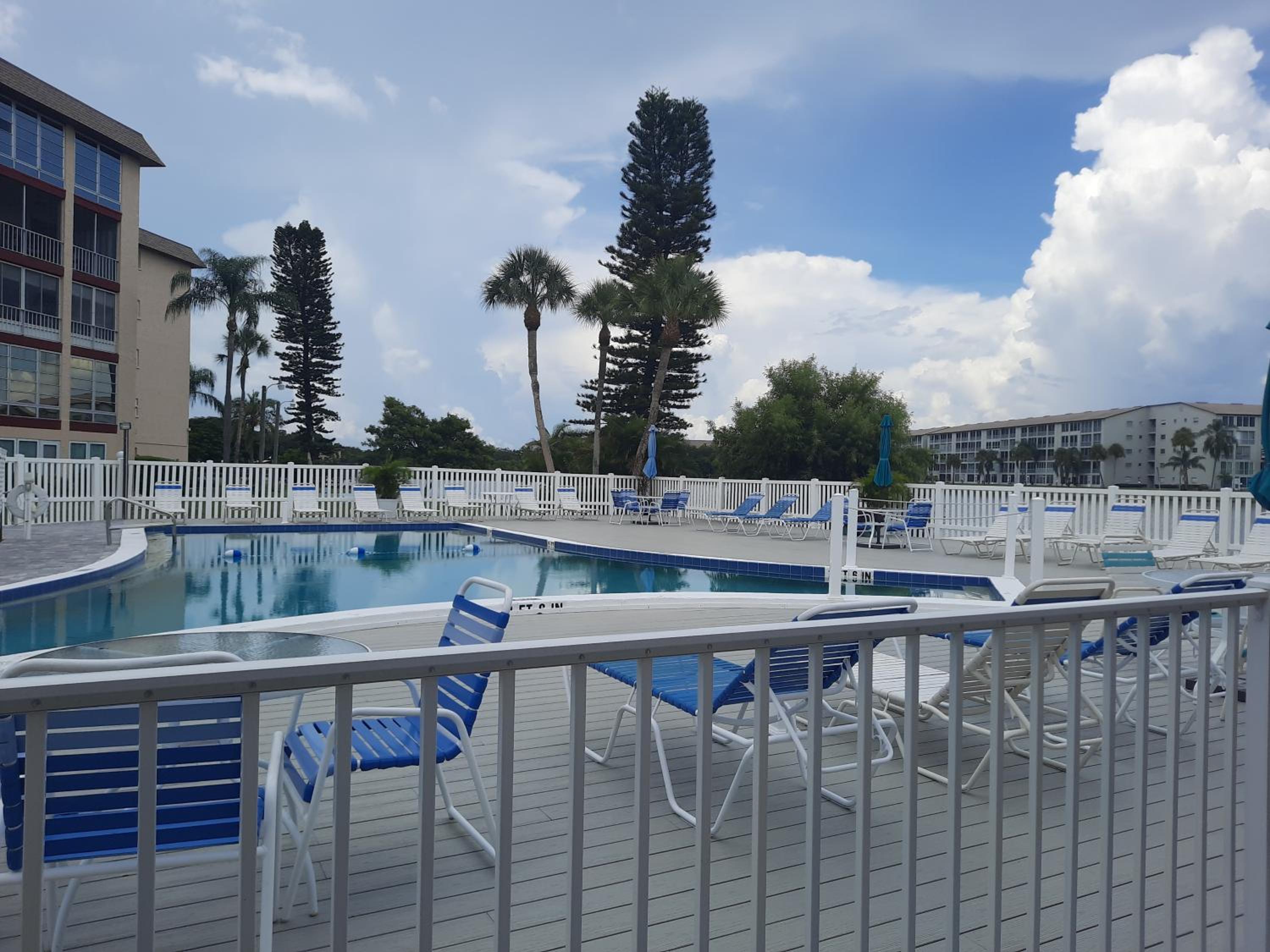 Hotel 4080 Lake Bayshore Drive - Image 1