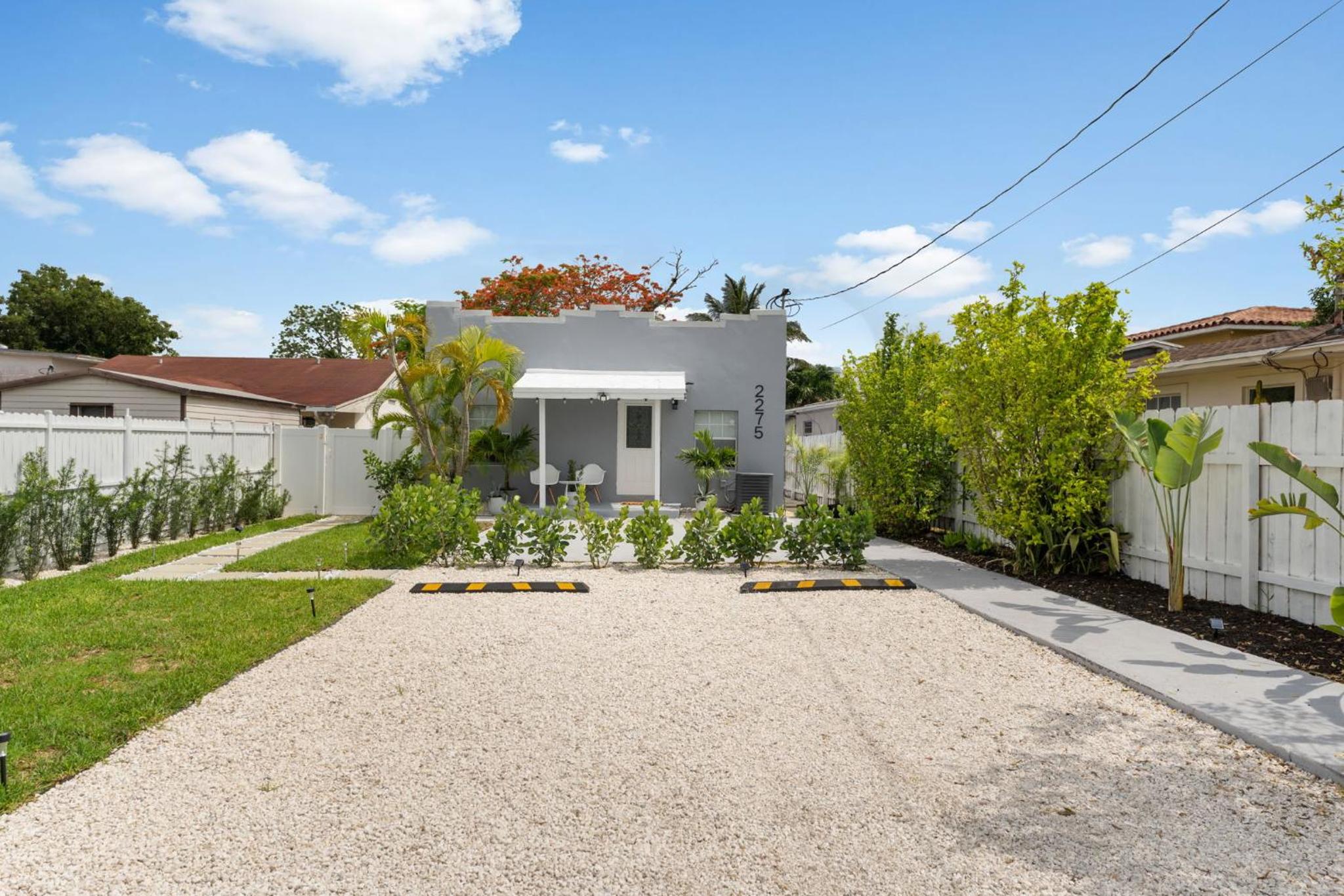 Cozy 2 Bedroom home w/Gated parking, Patio & W/D