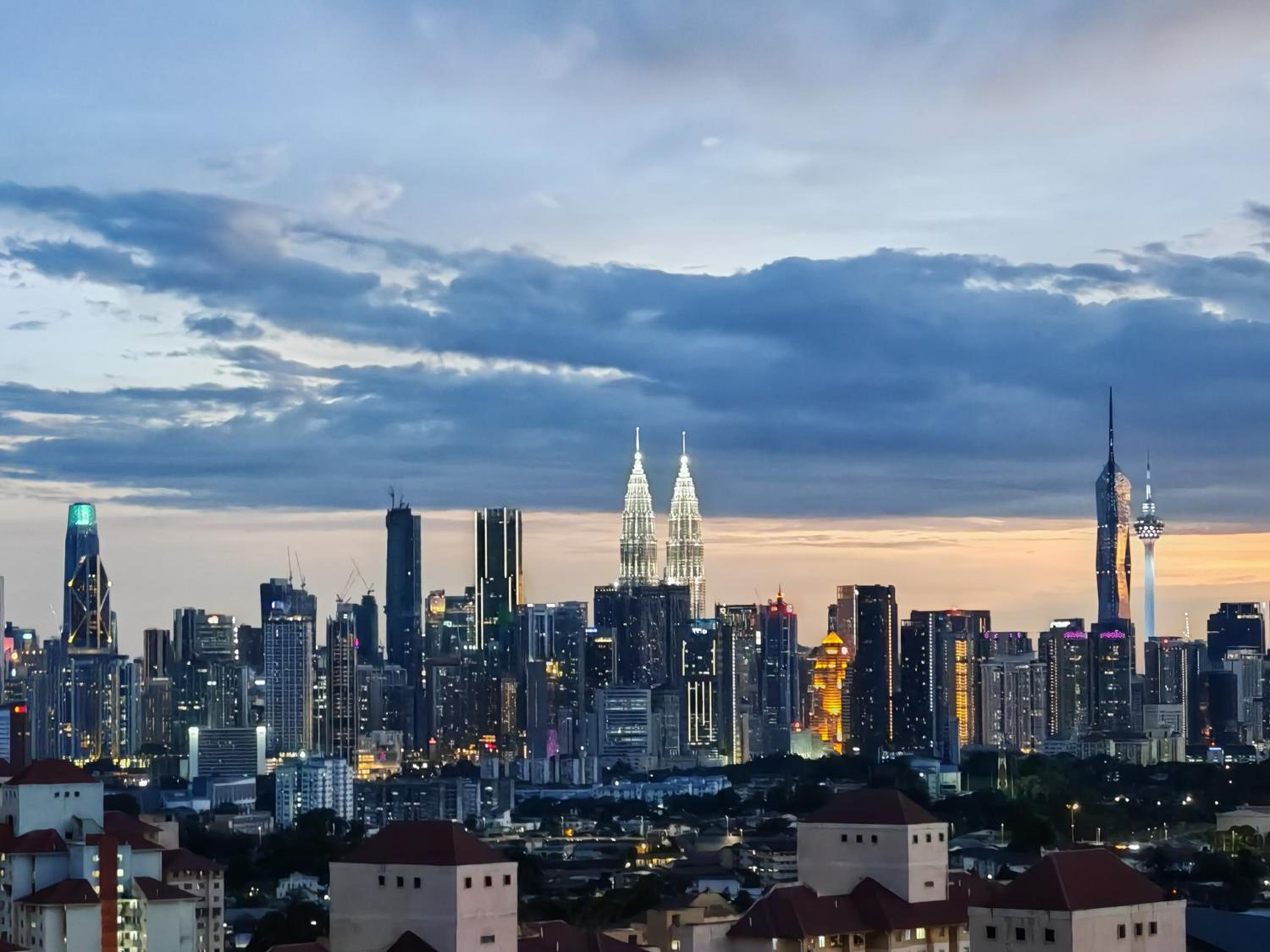 Space Themed KLCC View Condominium @ 6-8 PAX