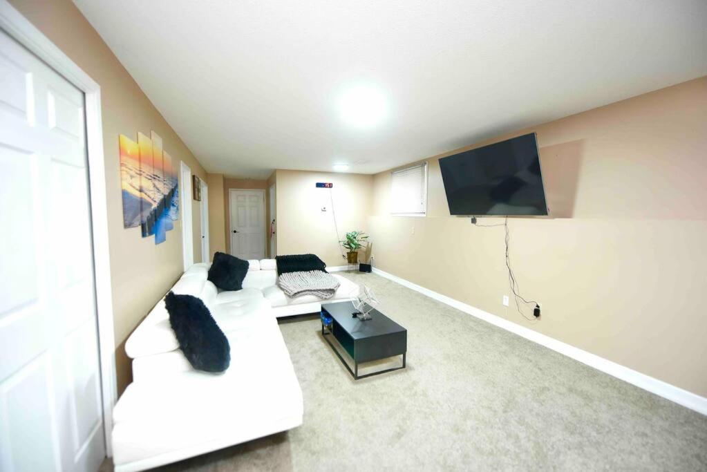 Adorable Spacious Inn with Indoor fireplace