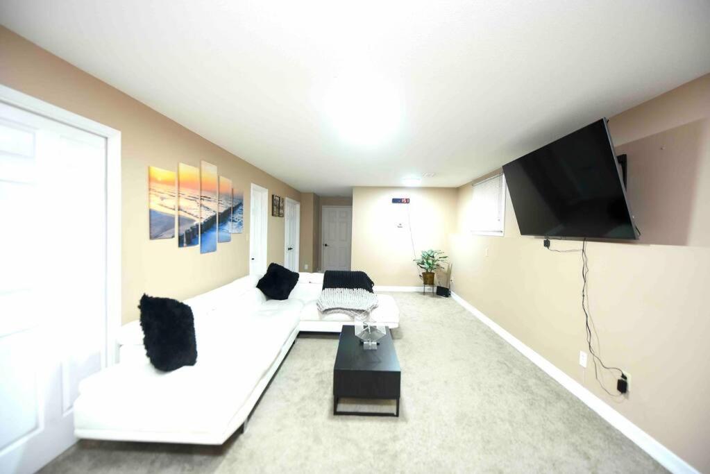 Adorable Spacious Inn with Indoor fireplace