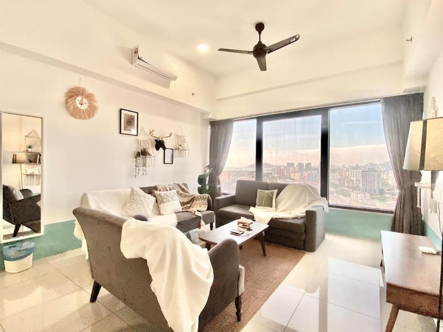 Tropicana 218 Macalister #Top Floor #360 degree View #Local Eateries and convenient store #Infinity Pool #Georgetown #Near Island Hospital photo 1