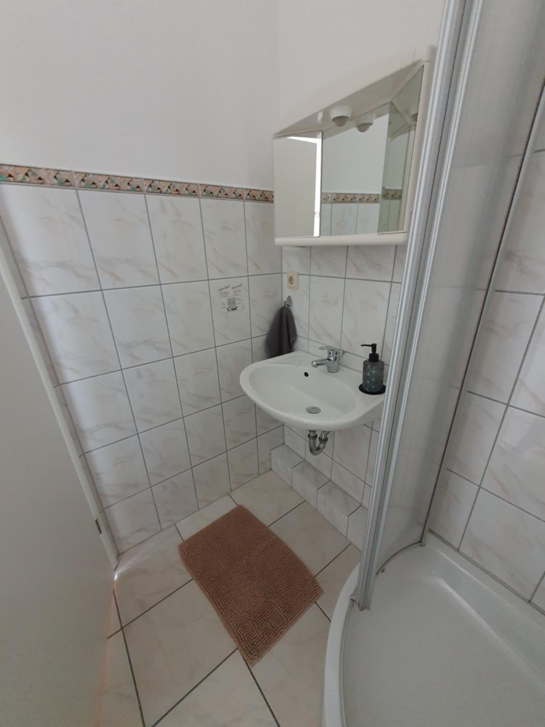 Neumuhler Hof- Ferienwohnung "Thomas" 3 Zimmer,3 Bader mit Dusche, kostenfreie Parkplatze vor dem Haus - Property Image 5