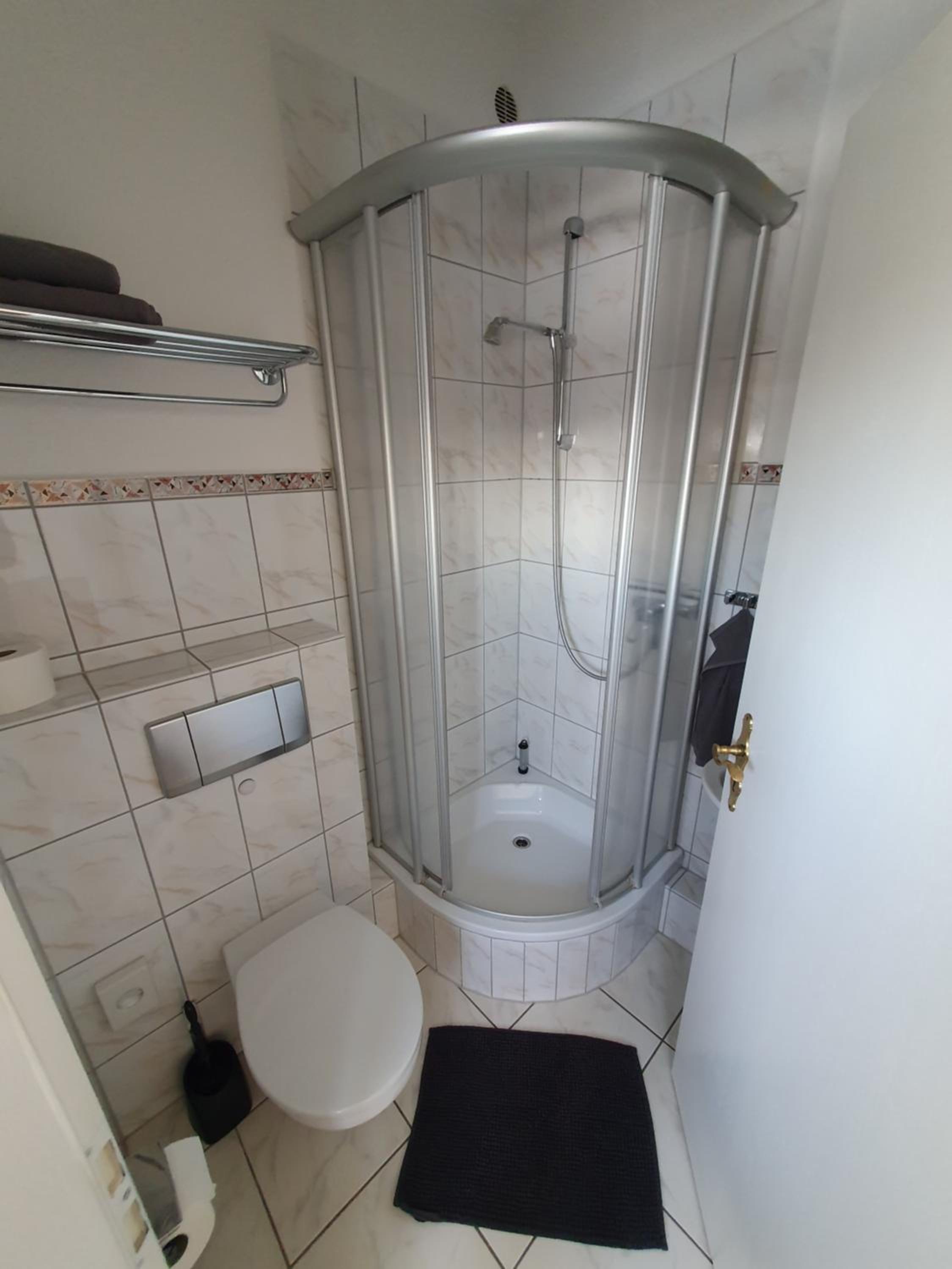 Neumuhler Hof- Ferienwohnung "Thomas" 3 Zimmer,3 Bader mit Dusche, kostenfreie Parkplatze vor dem Haus - Property Image 10