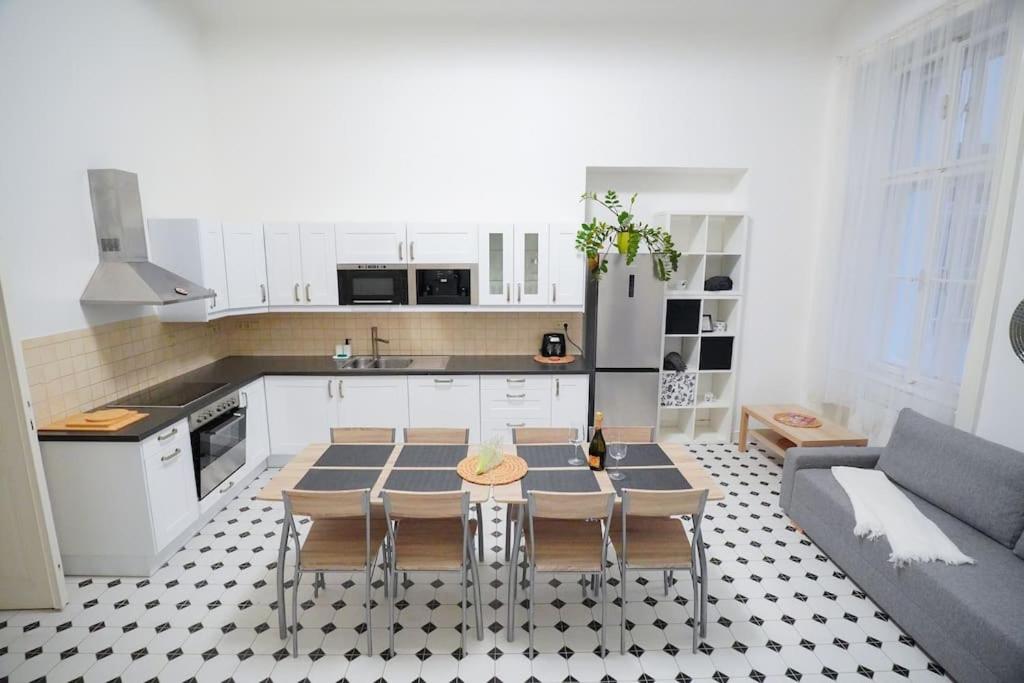NEW! Mucha 3BDR Flat in HEART of the City Center