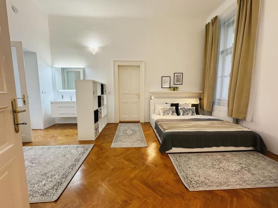 NEW! Mucha 3BDR Flat in HEART of the City Center