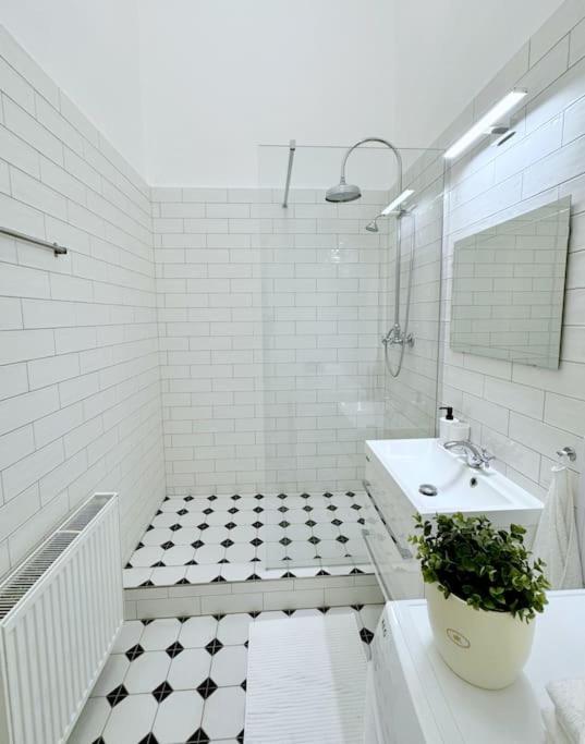 NEW! Mucha 3BDR Flat in HEART of the City Center