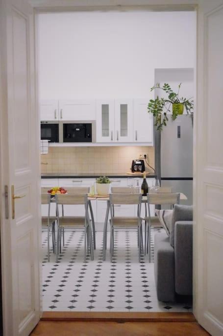NEW! Mucha 3BDR Flat in HEART of the City Center