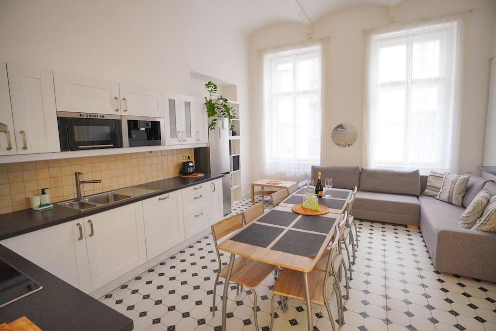 NEW! Mucha 3BDR Flat in HEART of the City Center