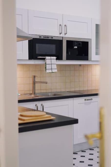 NEW! Mucha 3BDR Flat in HEART of the City Center