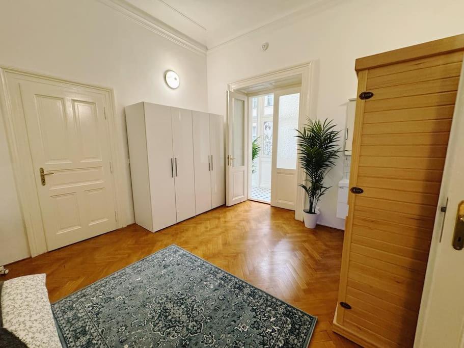 NEW! Mucha 3BDR Flat in HEART of the City Center