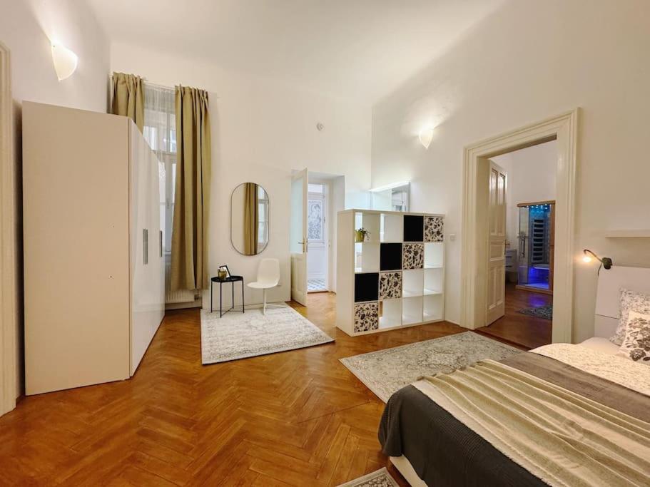 NEW! Mucha 3BDR Flat in HEART of the City Center