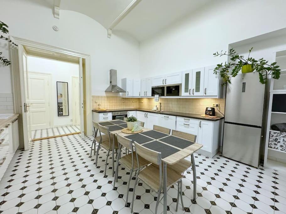 NEW! Mucha 3BDR Flat in HEART of the City Center