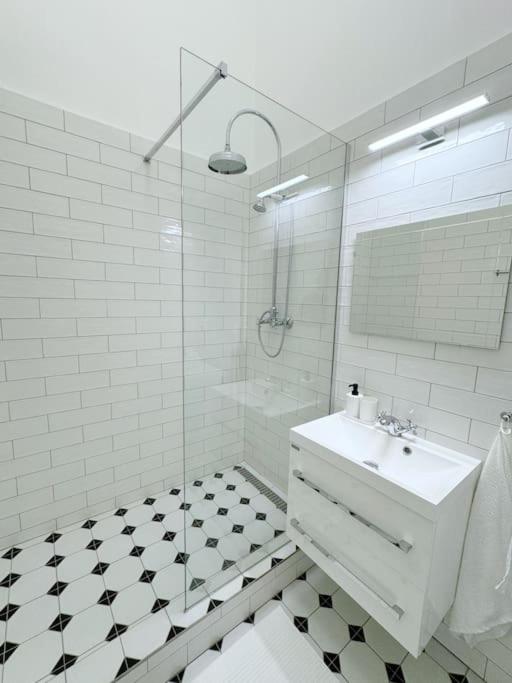 NEW! Mucha 3BDR Flat in HEART of the City Center