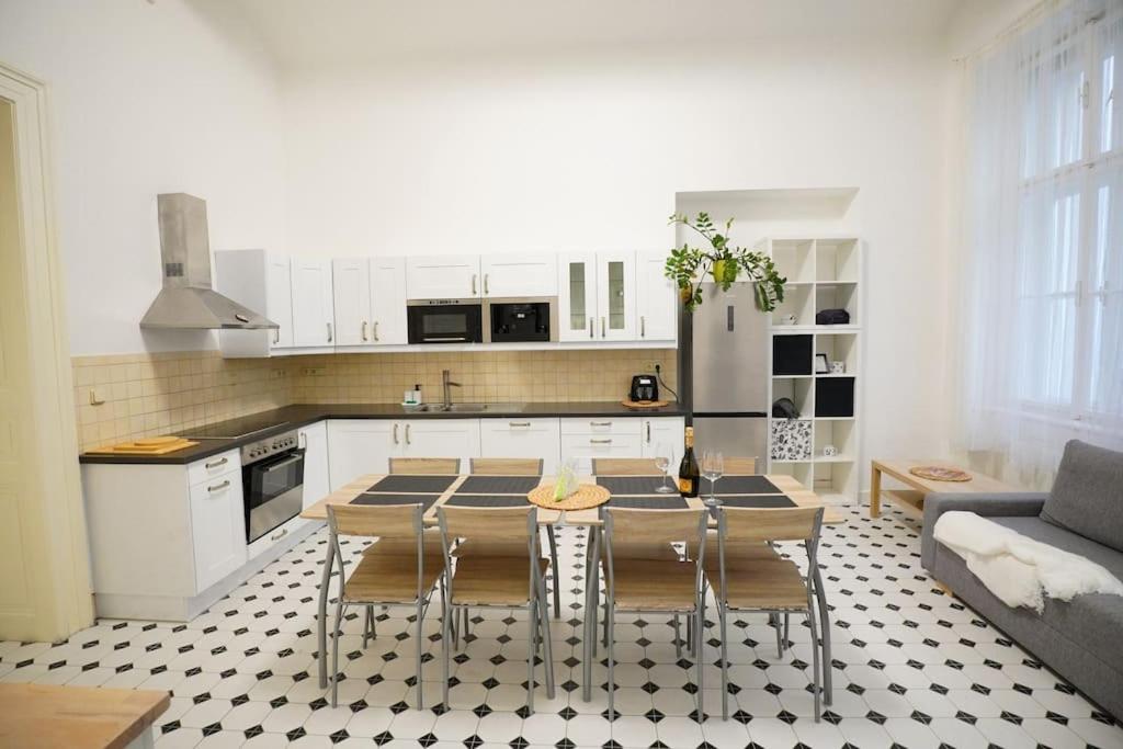 NEW! Mucha 3BDR Flat in HEART of the City Center