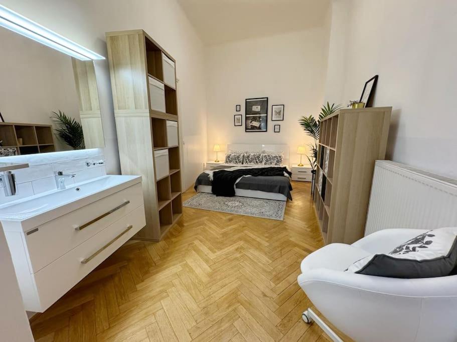 NEW! Mucha 3BDR Flat in HEART of the City Center