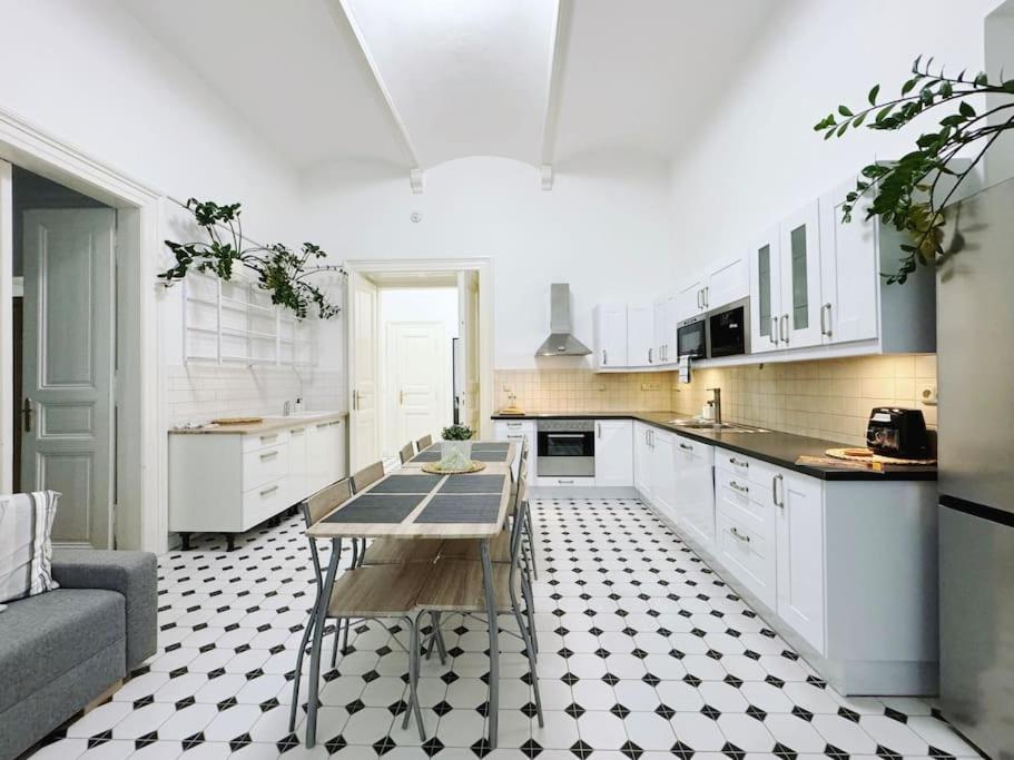 NEW! Mucha 3BDR Flat in HEART of the City Center