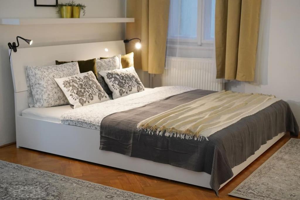 NEW! Mucha 3BDR Flat in HEART of the City Center