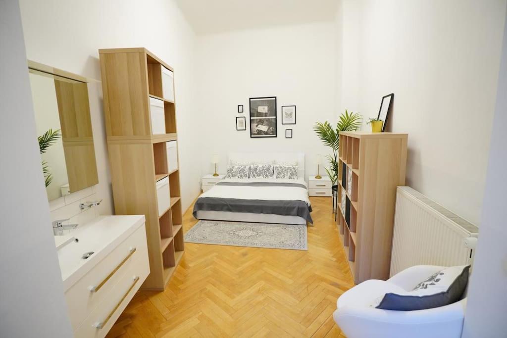 NEW! Mucha 3BDR Flat in HEART of the City Center