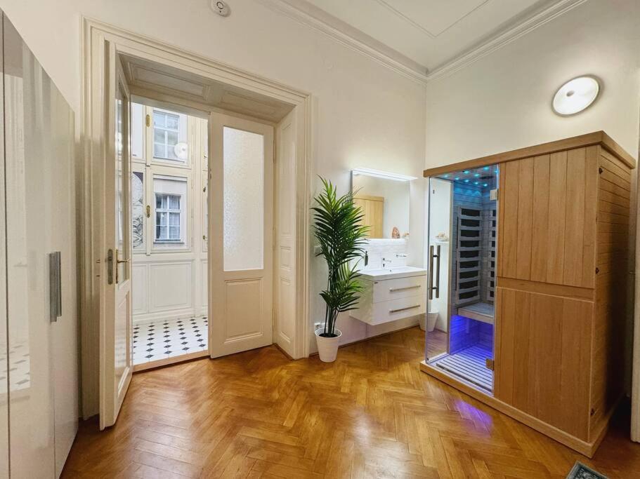 NEW! Mucha 3BDR Flat in HEART of the City Center