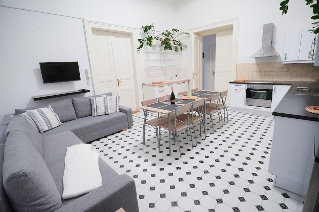 NEW! Mucha 3BDR Flat in HEART of the City Center
