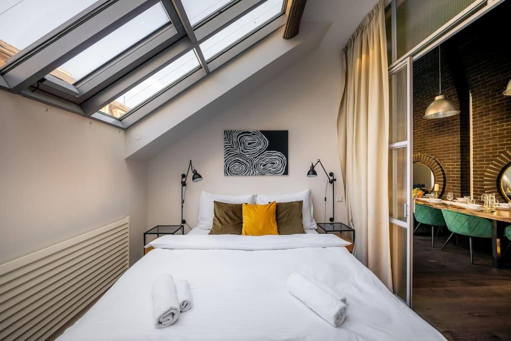 5BR+2Bath Old Town Loft Luxe Brickhouse, A/C