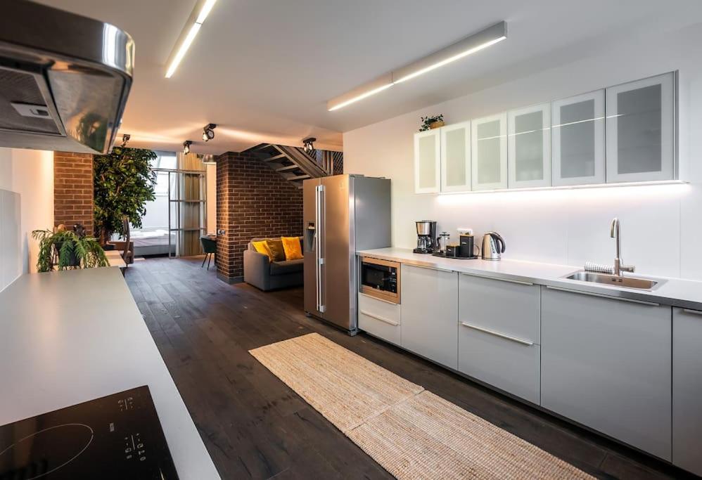 5BR+2Bath Old Town Loft Luxe Brickhouse, A/C