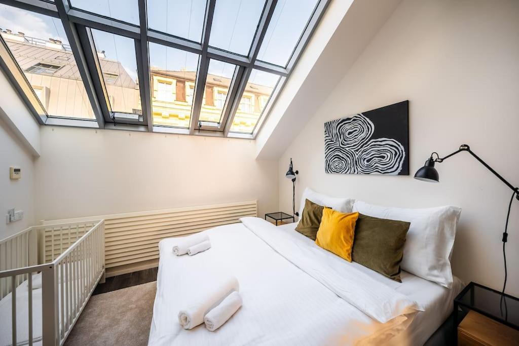 5BR+2Bath Old Town Loft Luxe Brickhouse, A/C