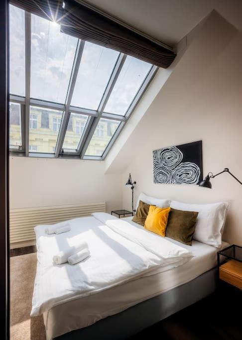 5BR+2Bath Old Town Loft Luxe Brickhouse, A/C