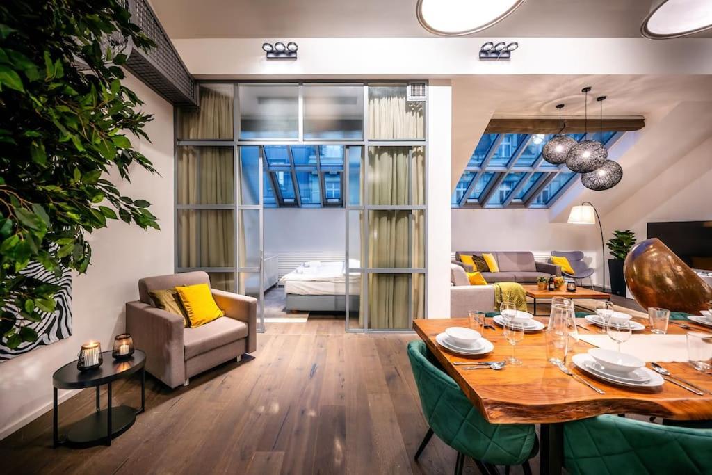 5BR+2Bath Old Town Loft Luxe Brickhouse, A/C