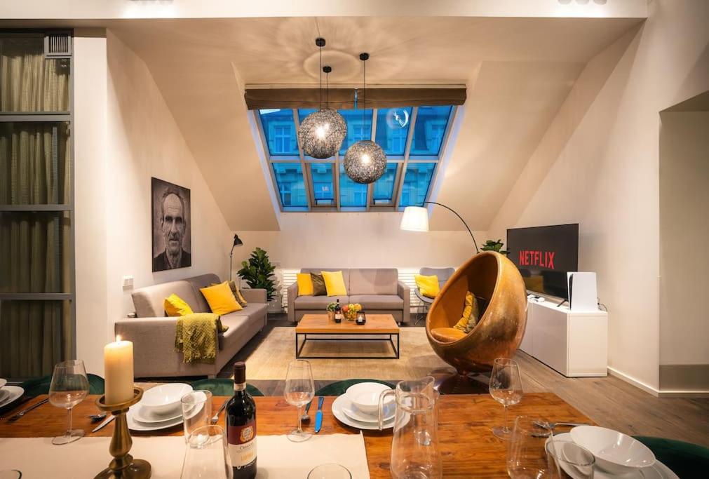 5BR+2Bath Old Town Loft Luxe Brickhouse, A/C