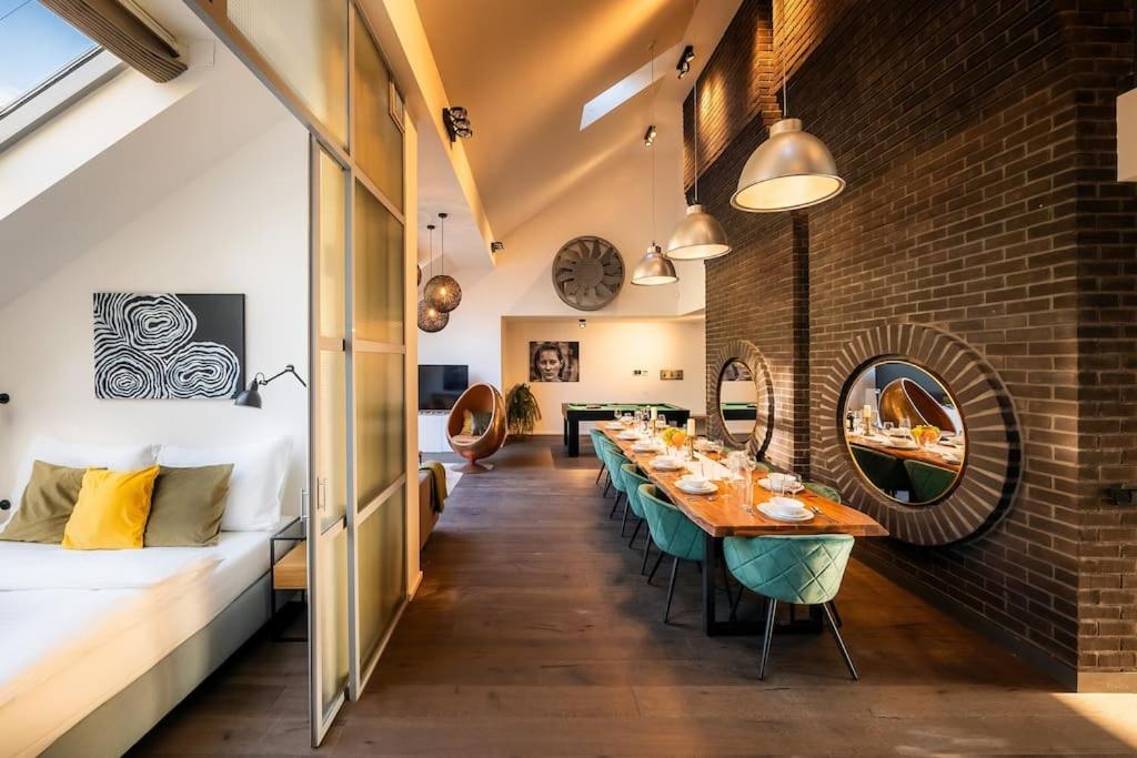 5BR+2Bath Old Town Loft Luxe Brickhouse, A/C