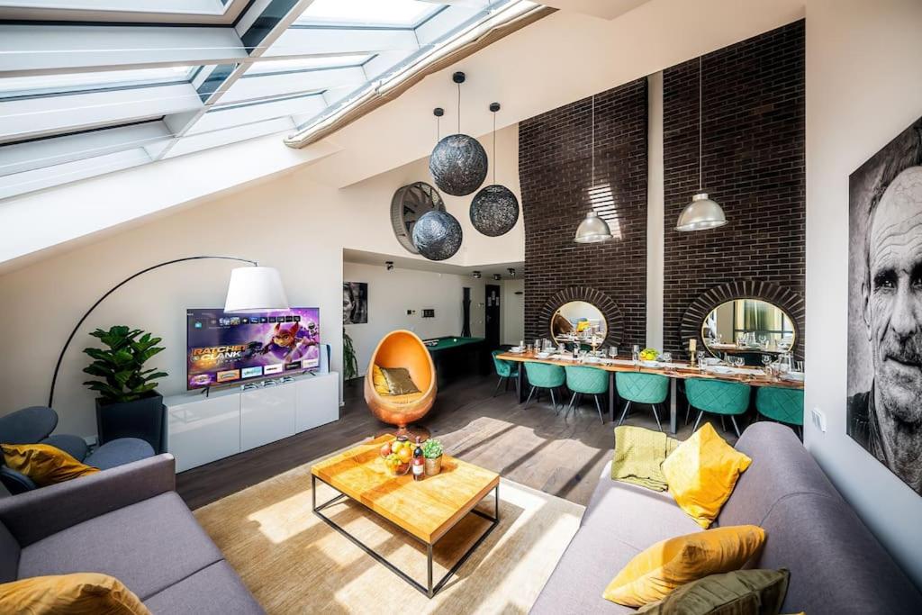 5BR+2Bath Old Town Loft Luxe Brickhouse, A/C