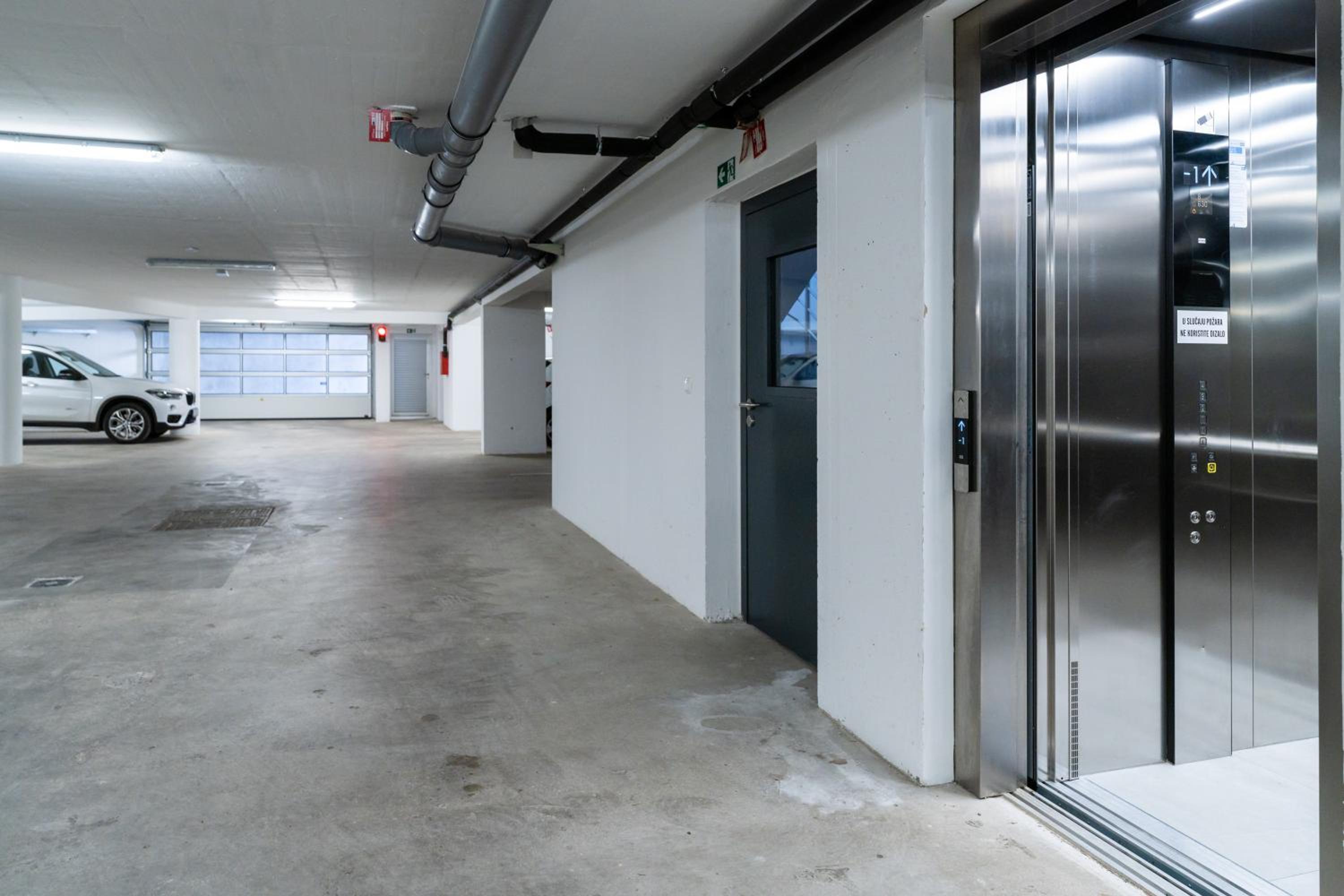 Tres Fenestras Zadar - free private garage parking view 5
