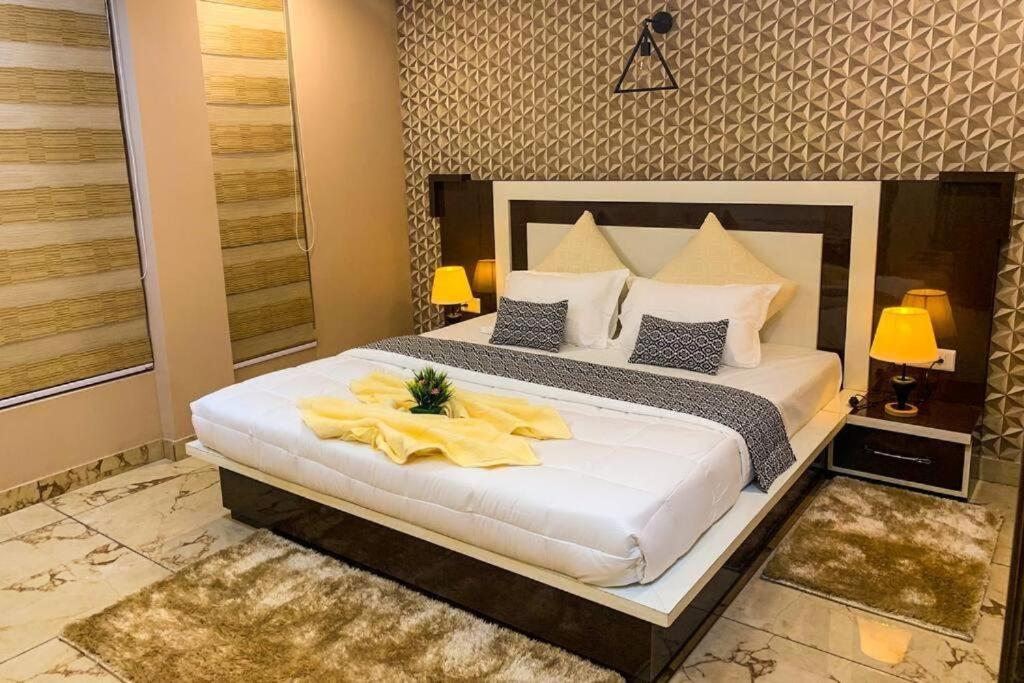 Uptown Boutique Homes - Room 1 view 2