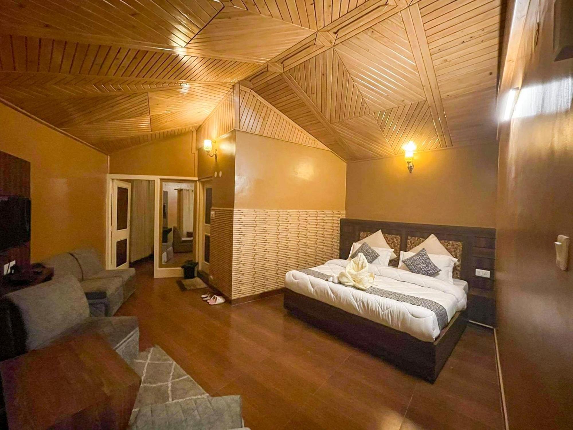 Uptown Boutique Homes - Room 1 view 3