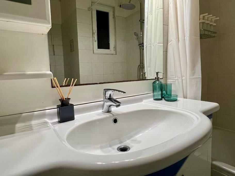 Spacious 2BDs Apt With Acropolis View In Center