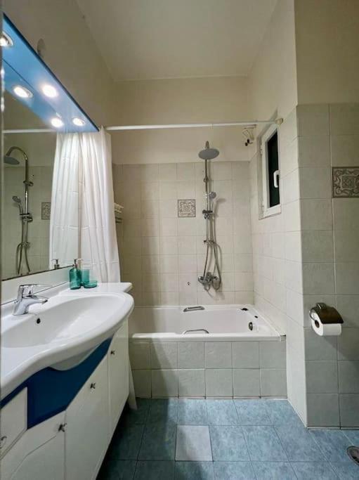 Spacious 2BDs Apt With Acropolis View In Center