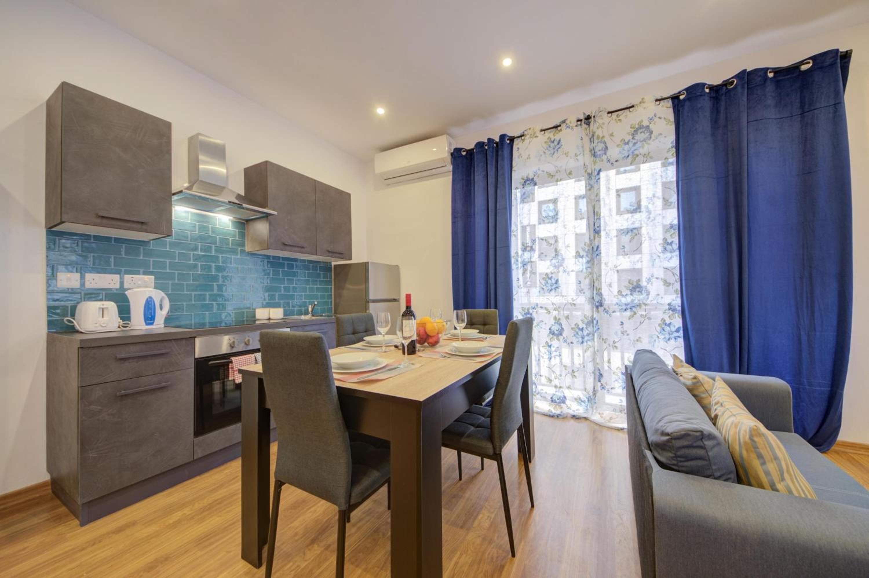 Modern Apartments in Sliema Centre Walk to Seafront, WiFi & AC view 2