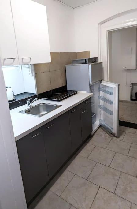 Tiergarten: Central, spacious, beautiful designed 2-BR Apt near park