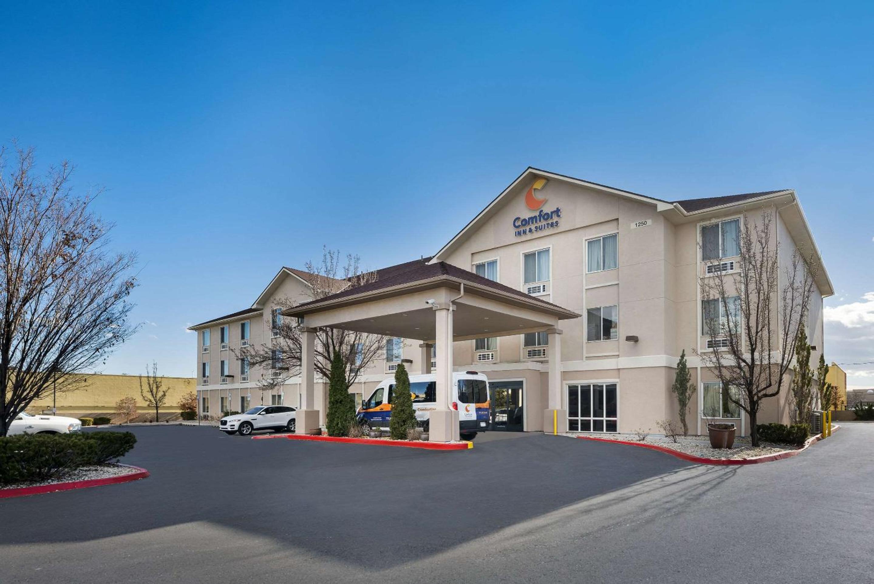 Hotel Comfort Inn & Suites Airport Convention Center - Image 1