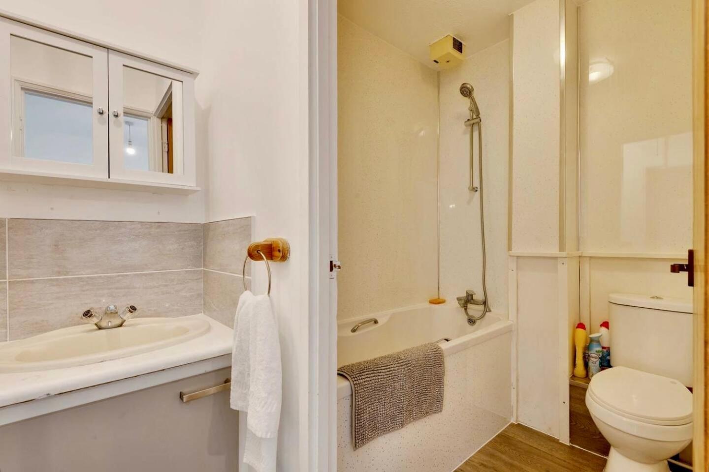 Remarkable 1-Bed Studio in Hayes view 4