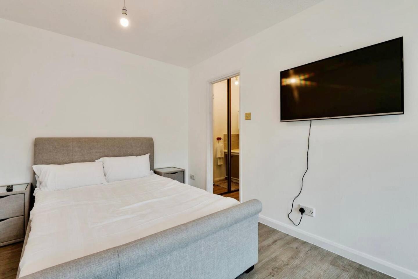 Remarkable 1-Bed Studio in Hayes view 2