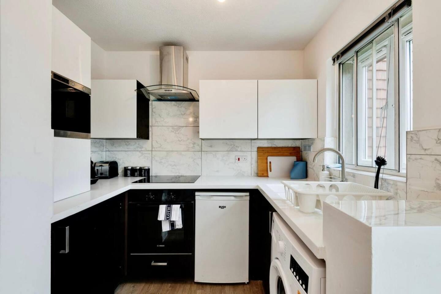 Remarkable 1-Bed Studio in Hayes view 3