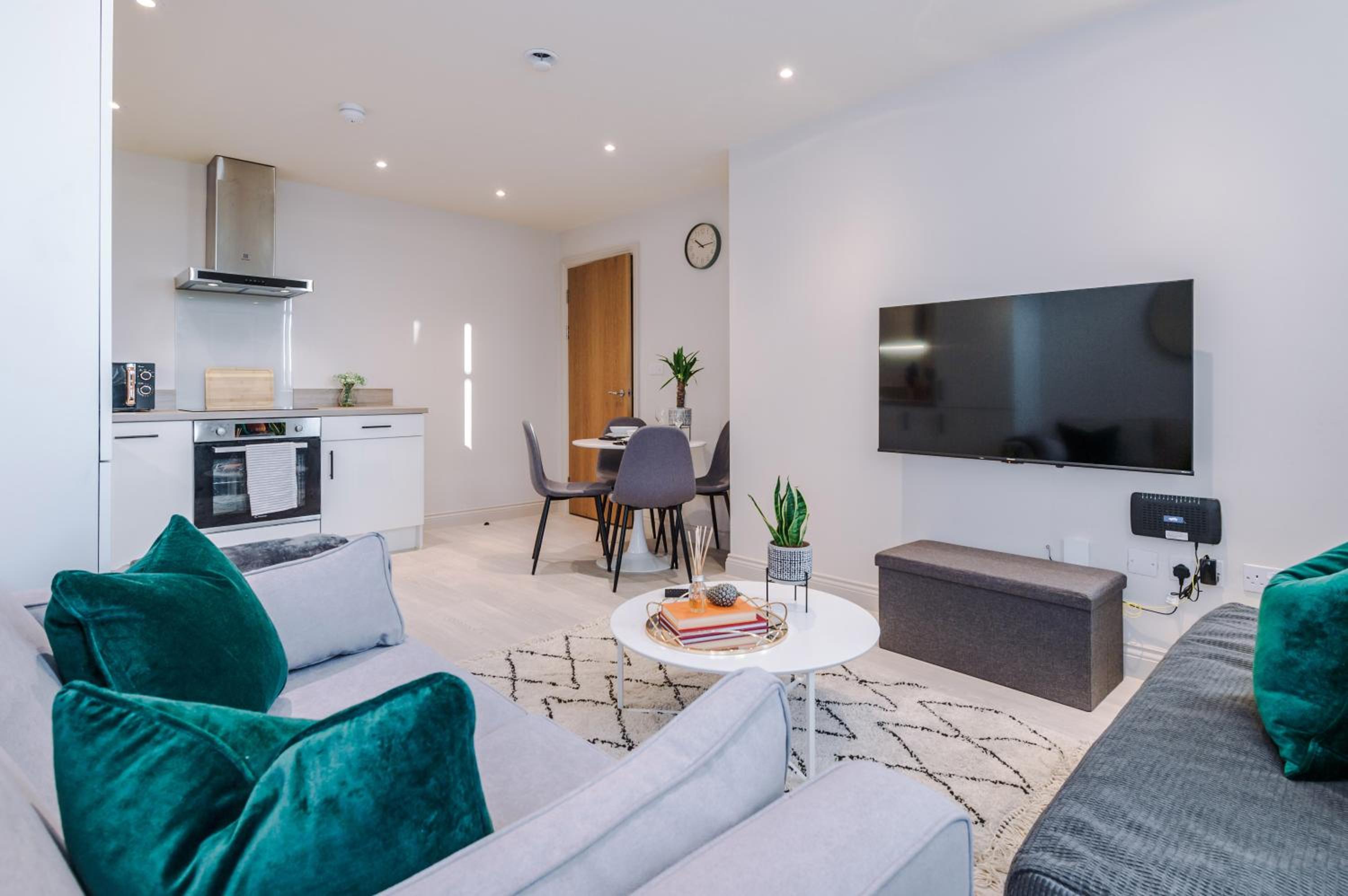 Beautifully Furnished Leeds Home Sleeps 5 view 4
